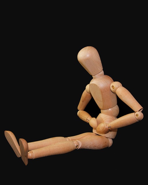 kolka brzuszna - drewniana marionetka trzyma się za brzuch