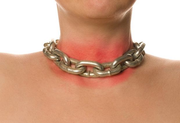ból gardła przedstawiony jako uciskający łańcuch na szyi 