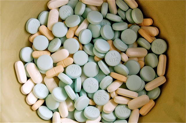 laktoza - różnego rodzaju i wielkości i koloru tabletki